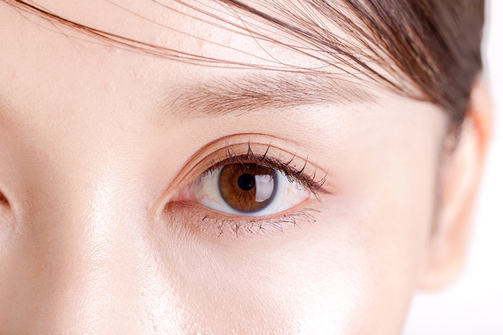 目を大きくする方法：美容外科の手法