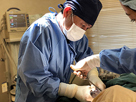 人工乳腺法（シリコンバッグ）　施術中の様子