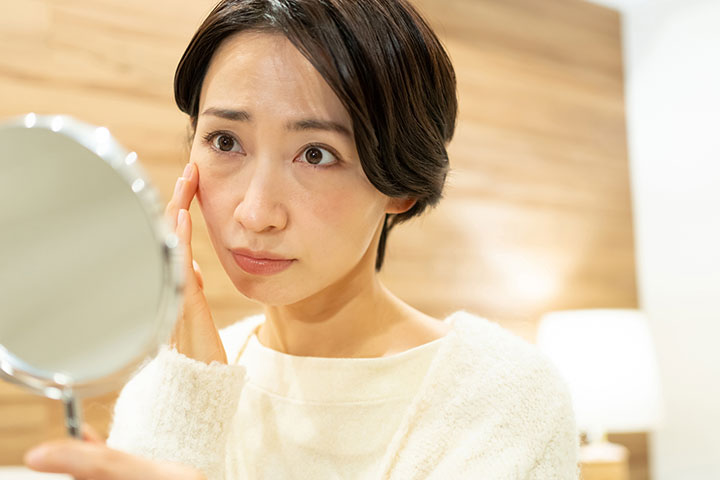 まぶたのシワやたるみの原因について